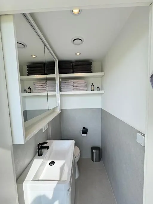 Wave-Lounge, Exklusives Hausboot In Berlin Hotel Botel