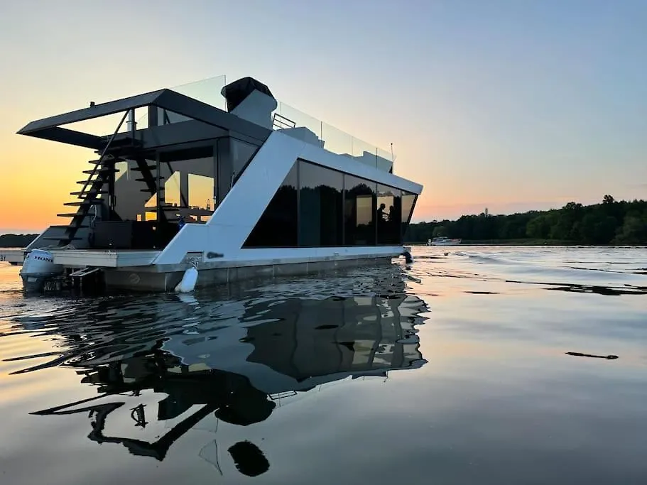 Wave-Lounge, Exklusives Hausboot In Berlin Hotel