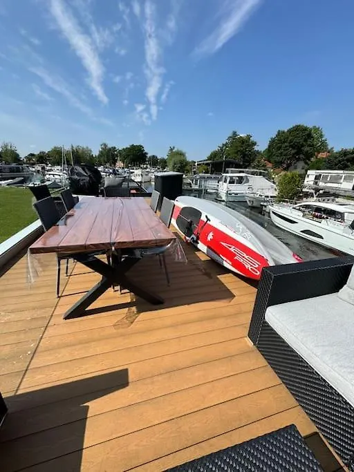 Wave-Lounge, Exklusives Hausboot In Berlin Hotel
