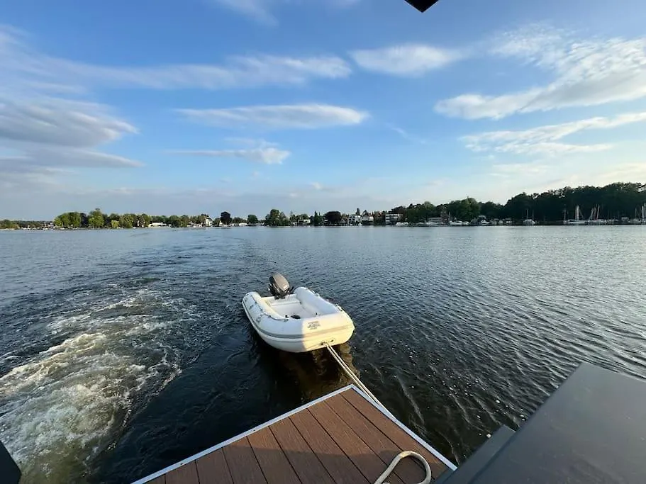 Wave-Lounge, Exklusives Hausboot In Berlin Hotel Botel