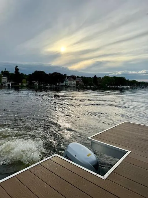 Wave-Lounge, Exklusives Hausboot In Berlin Hotel