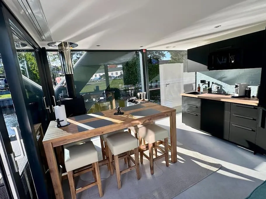 Wave-Lounge, Exklusives Hausboot In Berlin Hotel